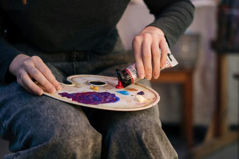 Vrouw met verfpalet (🎨 Dag van de Creativiteit – 12 oktober 2025)