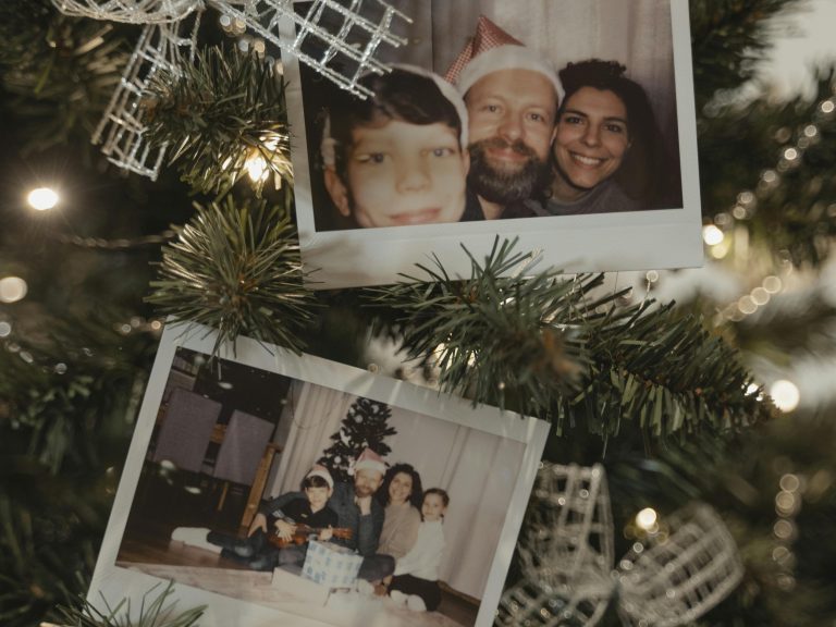 kerstboom met polaroid foto's met terugblikken van een gezin: Kerstavond – 24 december 2025