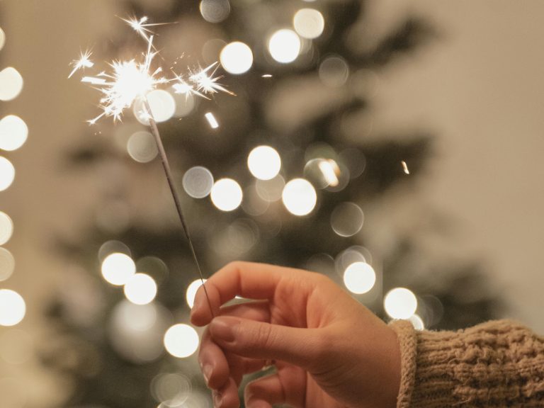 hand met vuurwerk sterretje / Oudjaarsdag – 31 december