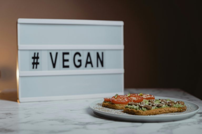 Bord met #vegan en een veganistische maaltijd ervoor (🥦 Wereld Veganisme Dag – 1 november 2025)