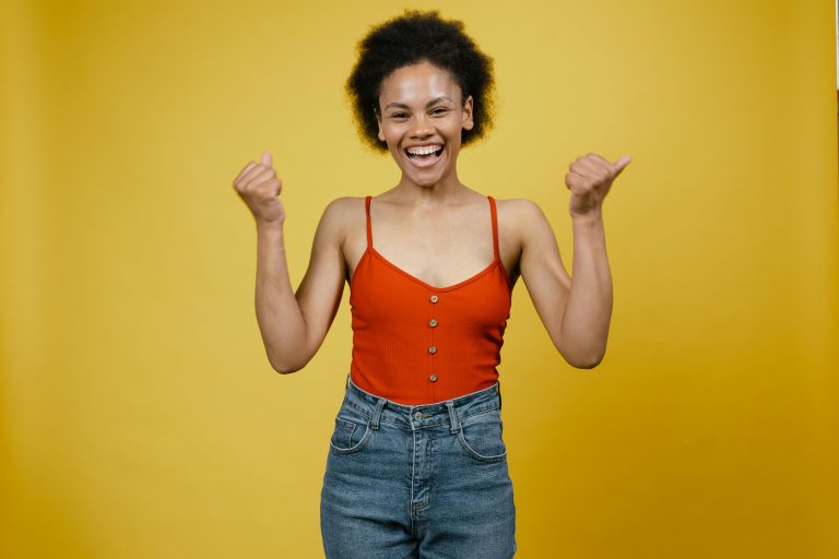 vrouw met rood topje die vriendelijk lacht( 💛 Wereldvriendelijkheidsdag)