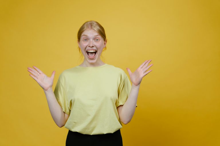 blije vrouw met vrolijk gezicht (👋 Wereld Hallo Dag – 21 november)