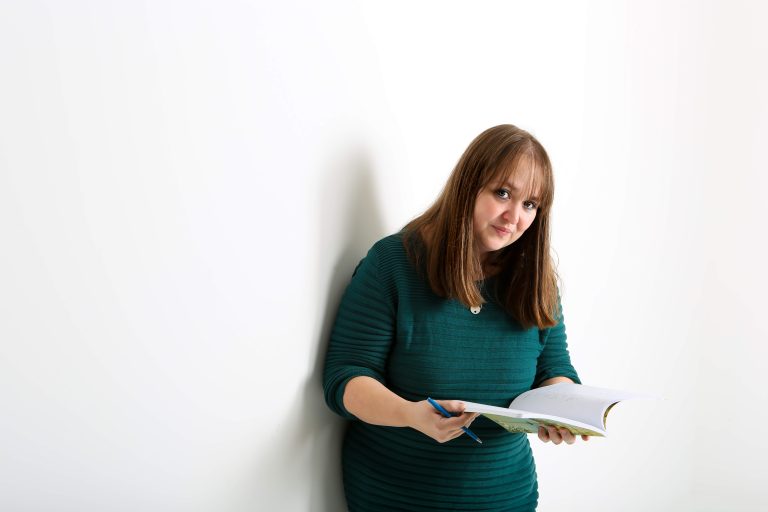 Afbeelding van de website van Cynthia Lukassen, waar ze zelf op staat. Kijkend in de camera.