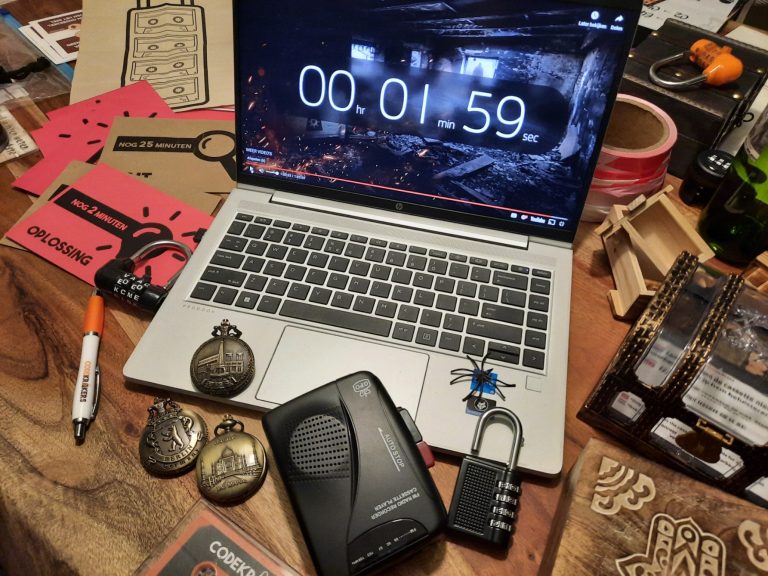 fto van laptop en materialen van een escape room voor thuis linkbuilding voorbeeld