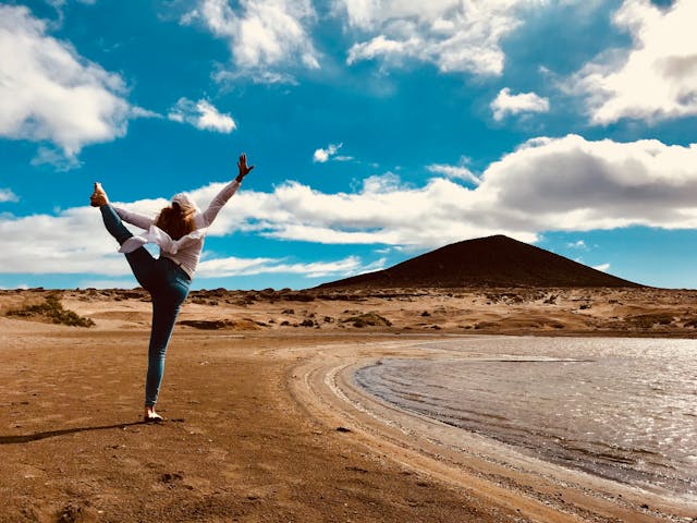 voruw in yoga houding bij snelweg als voorbeeld bij mijn blog over Externe links: wat zijn het en hoe krijg je ze naar jouw website?