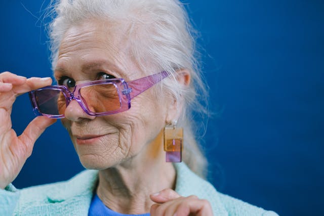 vrouw met bril en oorbellen als afbeelding bij een voorbeeld over linkbuilding voor sieradenmakers in mijn blog over Externe links: wat zijn het en hoe krijg je ze naar jouw website?